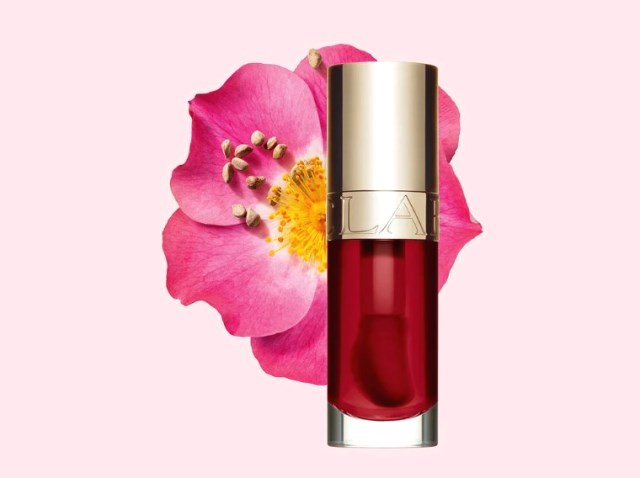  Lip oil mengandung minyak pelembap yang lebih tinggi dibandingkan lip treatment lainnya.  (Foto: Dok. Clarins)