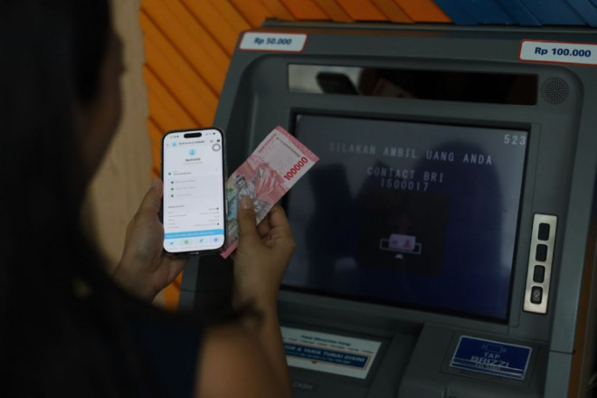 ilustrasi tarik tunai Gopay di ATM BRI. Foto: Jalin