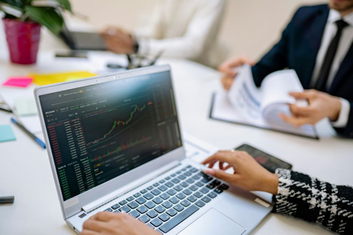 Bagaimana Teknologi Mengubah Layanan Pialang di Era Digital