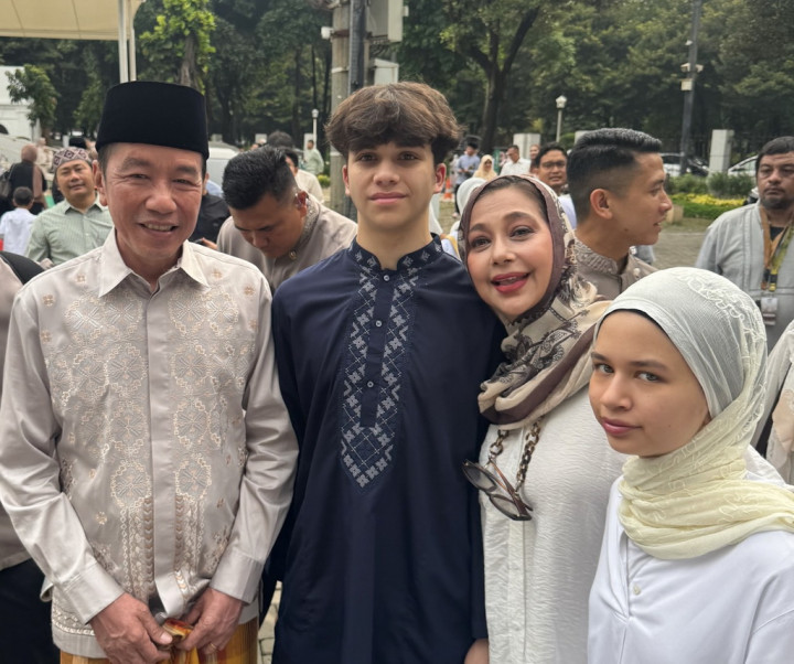 Momen Tak Terlupakan Ayu Azhari Salat Id Bareng Jokowi hingga Jajal Rendang BCL