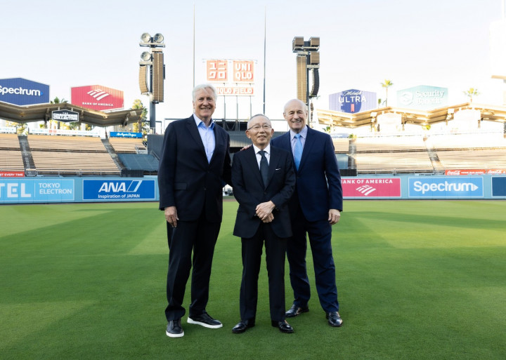 Kolaborasi Bersejarah Dodgers X Uniqlo Hadirkan “Uniqlo Field“ di Stadion Dodger