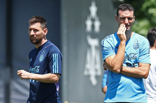 Kebersamaan pelatih timnas Argentina Lionel Scaloni dengan Lionel Messi. (Foto: ALEJANDRO PAGNI / AFP)