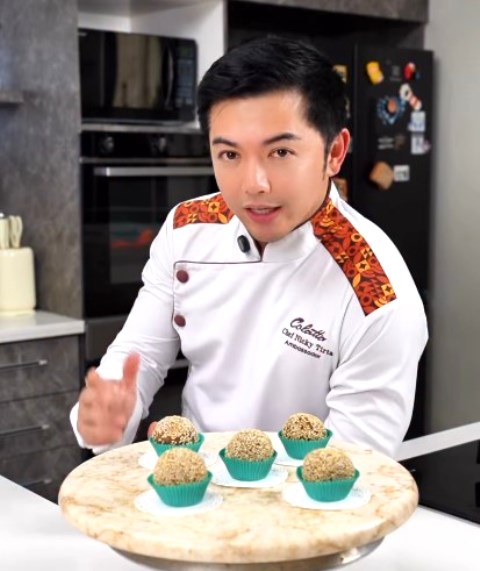  Kecintaan Nicky Tirta pada dunia kuliner khususnya baking terus berkembang dalam beberapa tahun terakhir. (Foto: Dok. Instagram Nicky Tirta/@nickytirta)