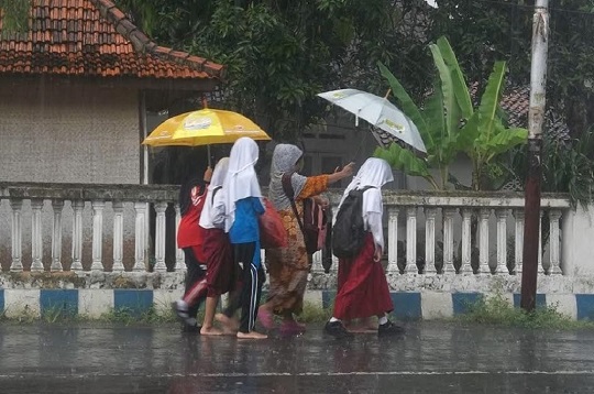 Hemat Energi, Mendikdasmen Minta Siswa-Guru Jalan Kaki ke Sekolah