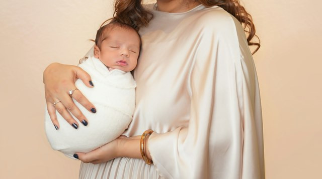 Jangan Asal Bedong, Ini Fakta & Tips Biar Bayi Bobo Nyenyak No Drama