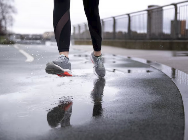 Lari Tetap Gas Meski Jalanan Basah, Ini 4 Sepatu Murah yang Wajib Dicoba!