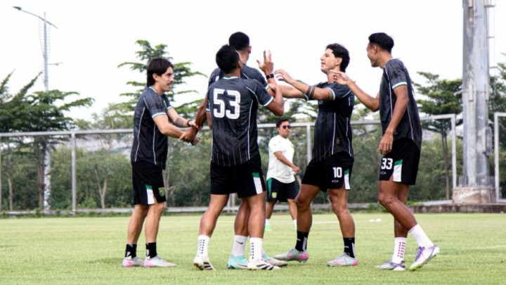 Lini Belakang Bocor Alus! Bernardo Tavares Bongkar Penyebab Persebaya Sering Kena <i>Comeback</i>