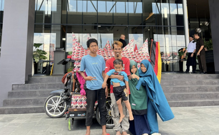 Kopi, Becak, dan Jalan Pulang yang Tak Pernah Padam