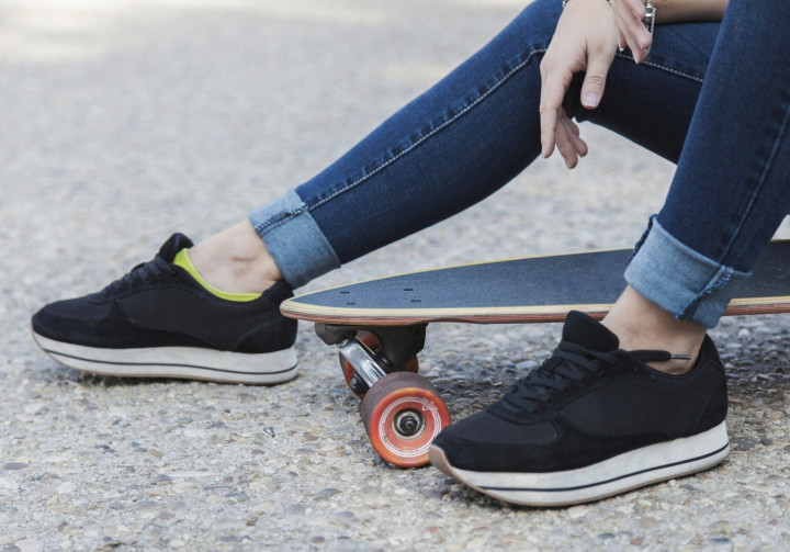 Nggak Perlu Ganti Sepatu! Ini Hybrid Shoes yang Serba Bisa