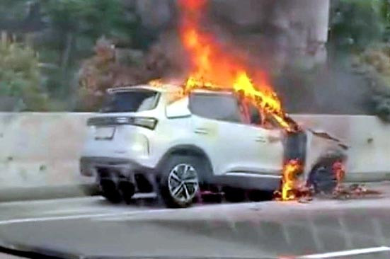Mobil Chery Tiggo Cross Hybrid terbakar di Tol Jakarta–Cikampek.