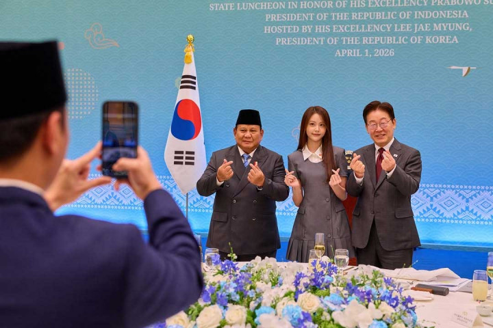 Momen Presiden Prabowo dan Bintang K-Pop Carmen H2H Bikin <i>Finger Heart</i>