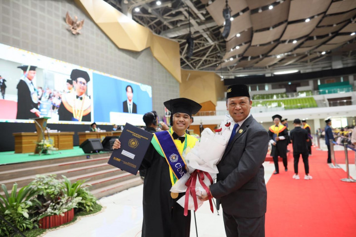 Momen Haru di Wisuda UMS, Putra Dekan FKIP Raih Cumlaude dan Lulus Aktivis