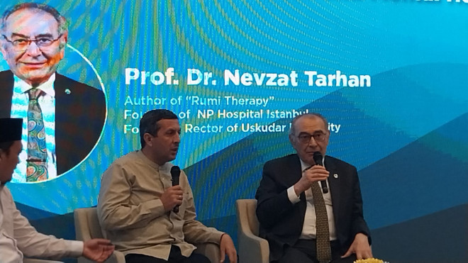 Prof Dr. Nevzat Tarhan dalam public talk bertajuk “Between Brain and Soul: A Psychiatrist’s Perspective on Tasawuf and Mental Health”, (Foto: Talitha Islamey/Medcom.id)