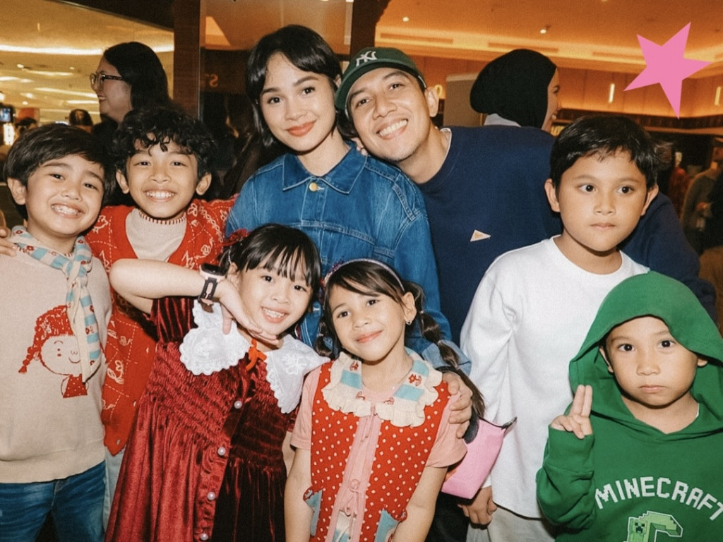 Andien dan keluarga bersama cast Na Willa (Foto: Instagram/andien)