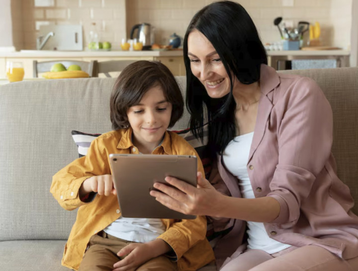 Top Berita Gaya: Anak Kebanyakan Screen Time hingga 5 Bedak Padat untuk Remaja