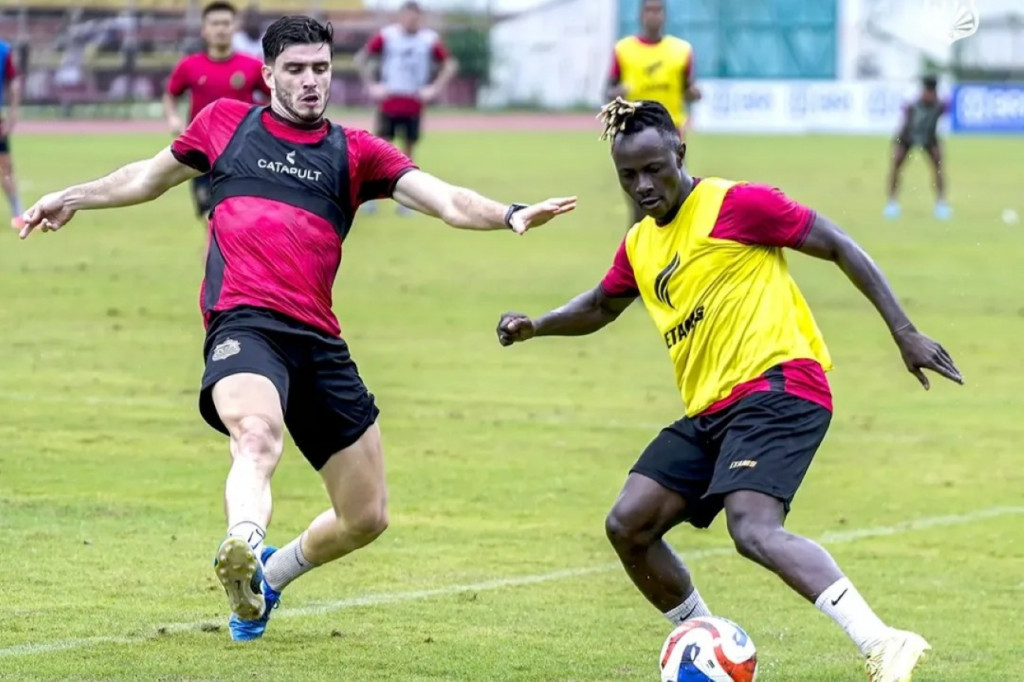 Moussa Sidibe (kanan) menjalani sesi latihan Bhayangkara FC. (Foto: Situs resmi Bhayangkara FC)