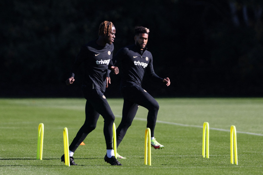 Bek Chelsea, Reece James (kanan) dan Trevoh Chalobah (AFP/Adrian Dennis)