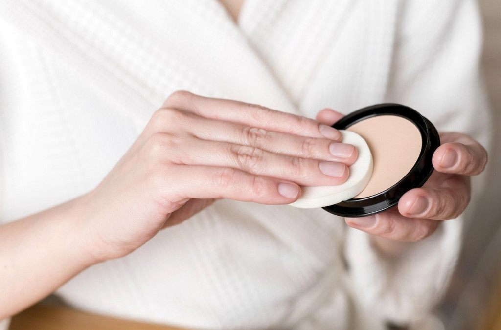 Selain warna, formula bedak juga penting supaya hasilnya tetap natural. Ilustrasi Freepik