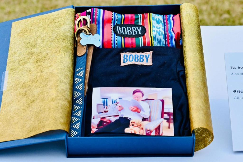 Prabowo ngasih hadiah baju khusus buat anjing peliharaan Presiden Korea Selatan. Dok. Setneg