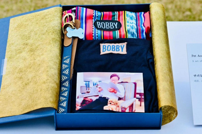 Prabowo ngasih hadiah baju khusus buat anjing peliharaan Presiden Korea Selatan. Dok. Setneg