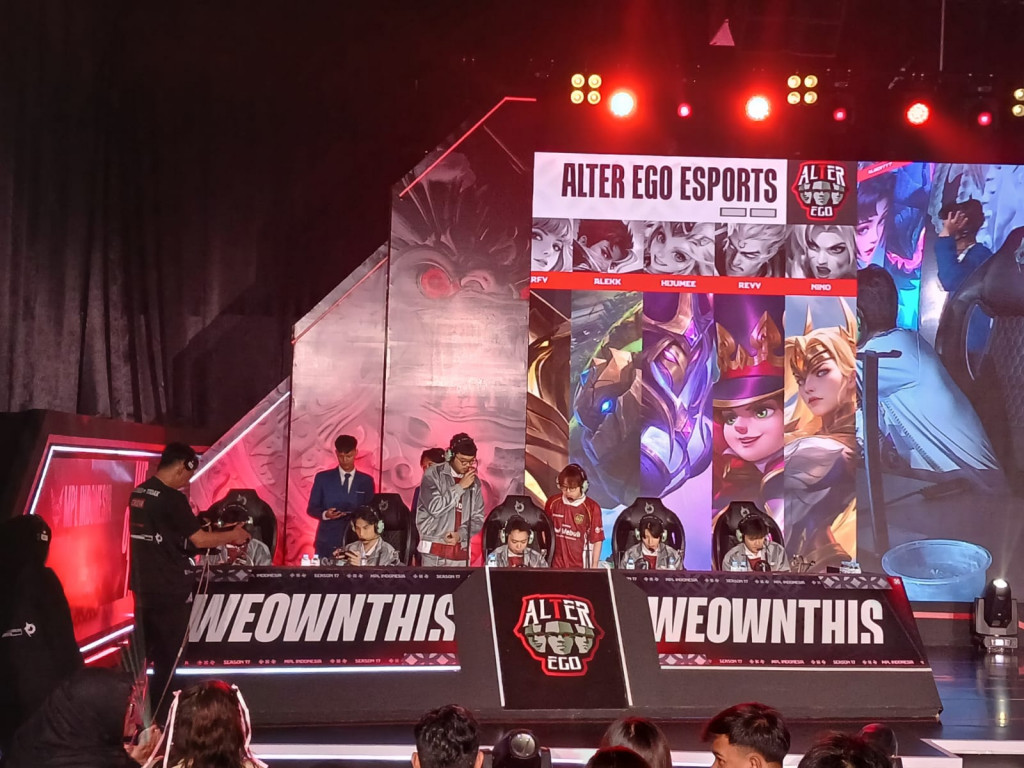Alter Ego menang lawan Evos 2-1 di week 2 MPL ID 17. (Foto: Medcom.id/Sheva Asyraful Fali)