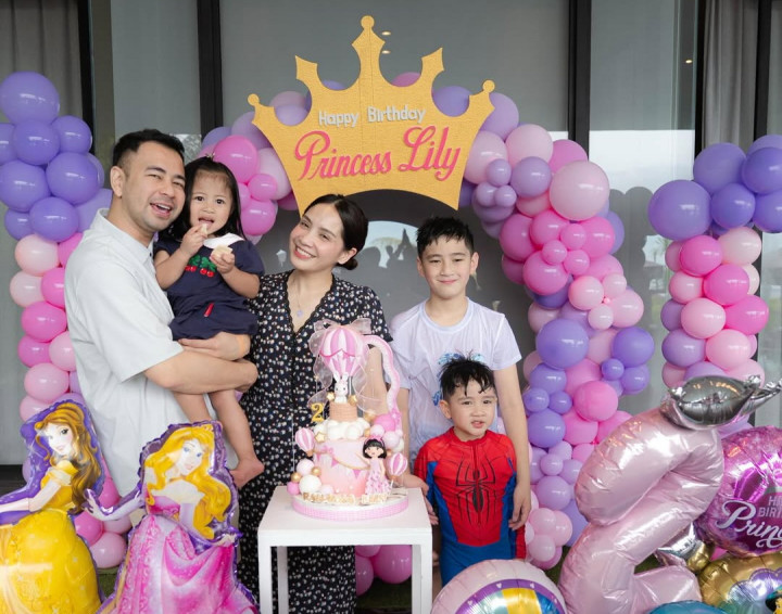 Potret Raffi Ahmad dan Nagita Slavina Rayakan Ultah Baby Lily, Rafathar & Rayyanza Jadi Sorotan