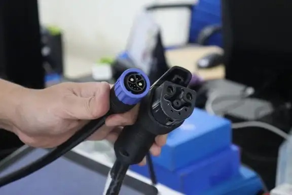 Dorong Standardisasi Plug dan Socket untuk Kendaraan Listrik Roda Dua