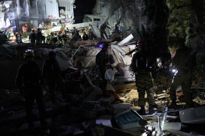 Serangan rudal Iran menghantam kota Haifa, Israel. (foto: AFP)