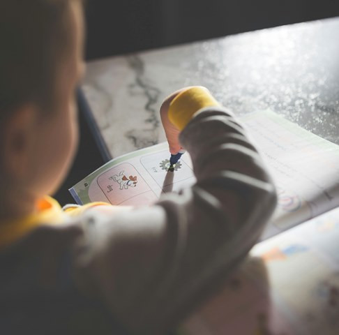 Biar Gak Reog Pas Belajar Menulis, Ini 5 Cara Simpel Benerin Cara Pegang Pensil Anak