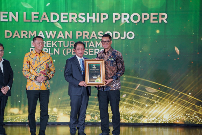 Direktur Utama PT PLN (Persero) Darmawan Prasodjo meraih penghargaan Green Leadership. Foto: Dokumen PLN IP