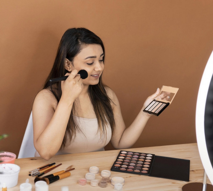 Ladies, Jangan Salah Lagi! Ini 5 Cara Retouch Makeup yang Benar