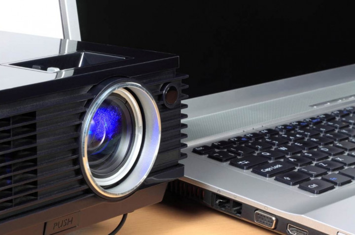 Cara Menyambungkan Laptop ke Proyektor dengan Mudah dan Praktis