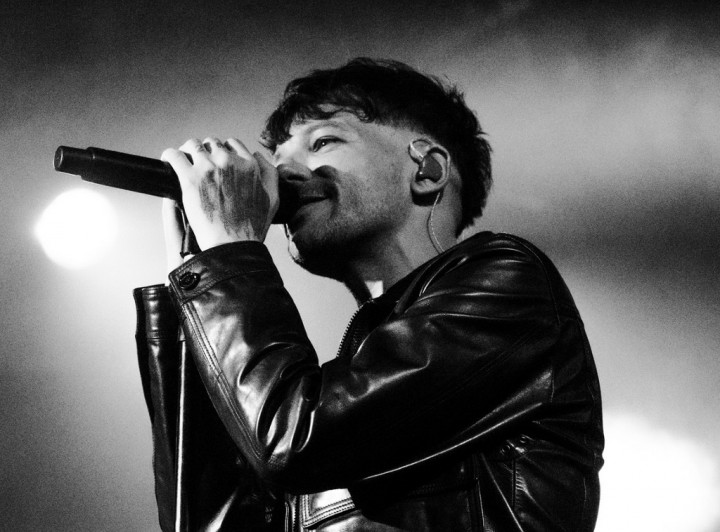 Louis Tomlinson Nyanyikan Lagu One Direction di Konser Solo, Fans Langsung Heboh