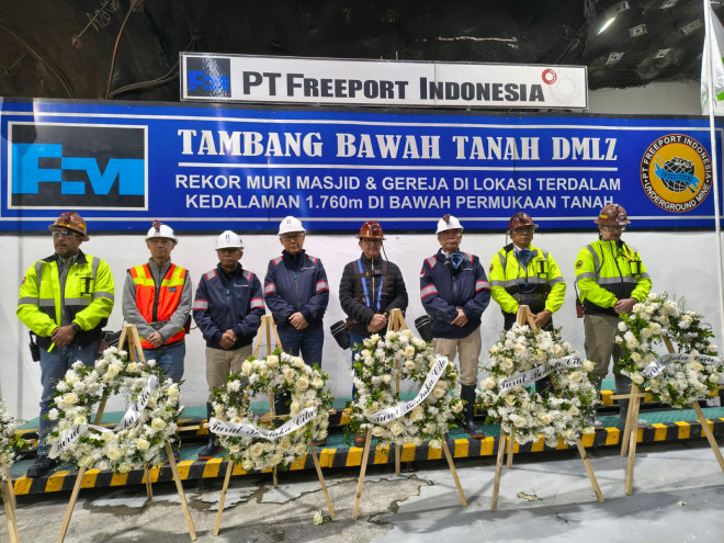 Presdir Freeport Tony Wenas (lima dari kiri) didampingi Komisaris dan petinggi Freeport meletakkan karangan bunga sebagai bentuk penghormatan kepada karyawan yang meninggal akibat longsor dan penembakan di area tambang Freeport. (Foto: Dok. Medcom.id)
