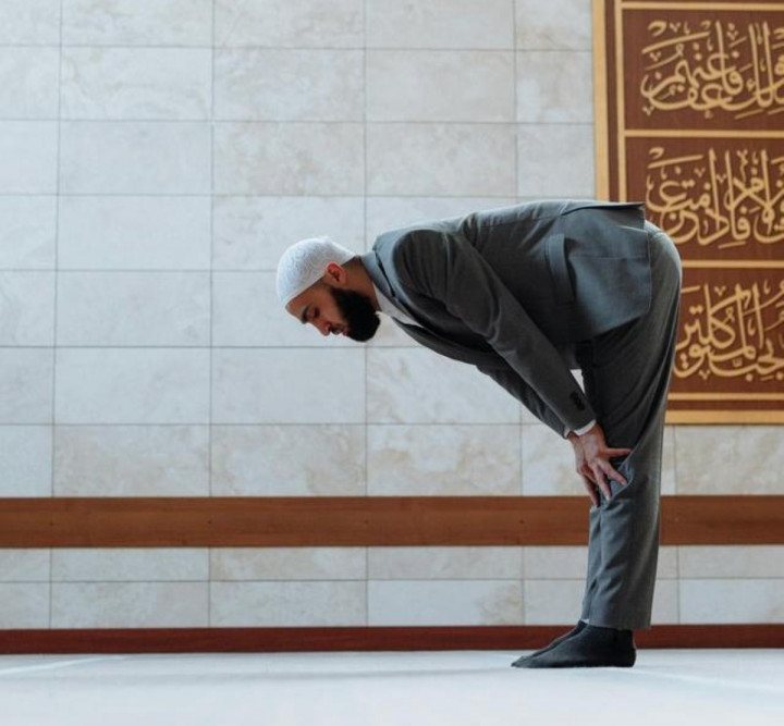 5 Versi Bacaan Rukuk Sesuai Sunnah: Lengkap dengan Arab, Latin, dan Terjemahannya