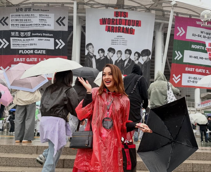 Keseruan Yunita Siregar dan Dokter Reisa Hujan-hujanan Nonton Konser BTS di Korea