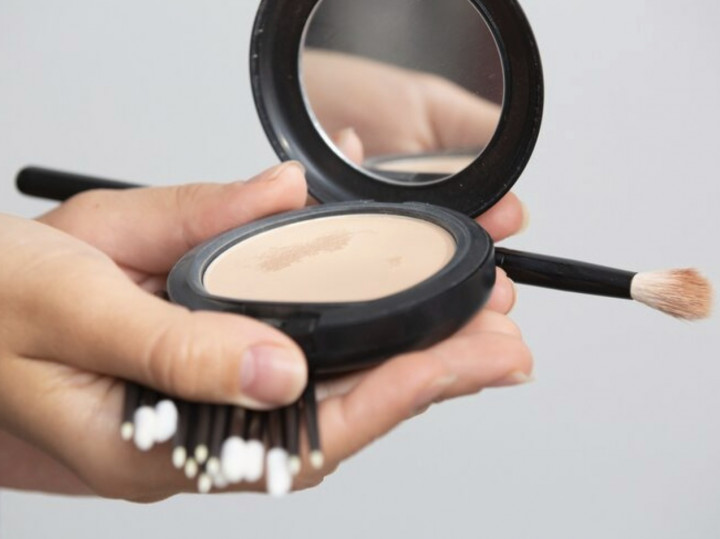 Glowing tanpa Minyak Berlebih! Ini Rekomendasi Bedak Padat Bikin Wajah Auto Flawless