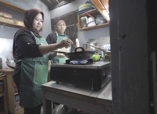 Nuryadi sebagai Mitra Merchant GrabFood menyiapkan menu baso aci yang menjadi andalan usahanya. Foto: Grab