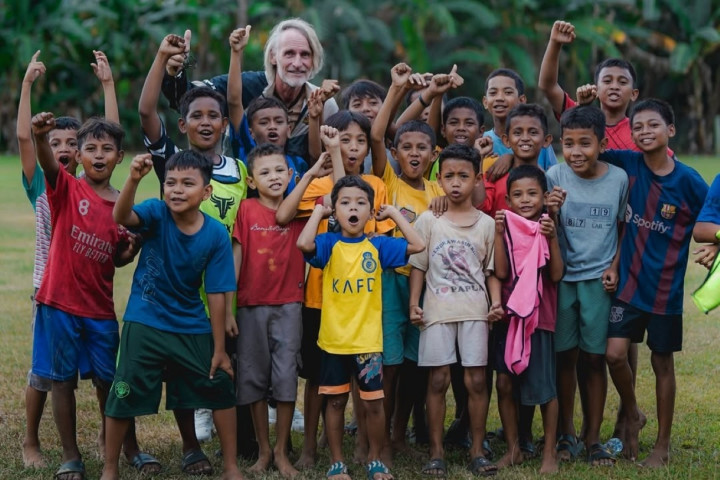 Sebelum Lawan Malut United, Dewa United Ajak Anak-anak Ternate Latihan Bareng