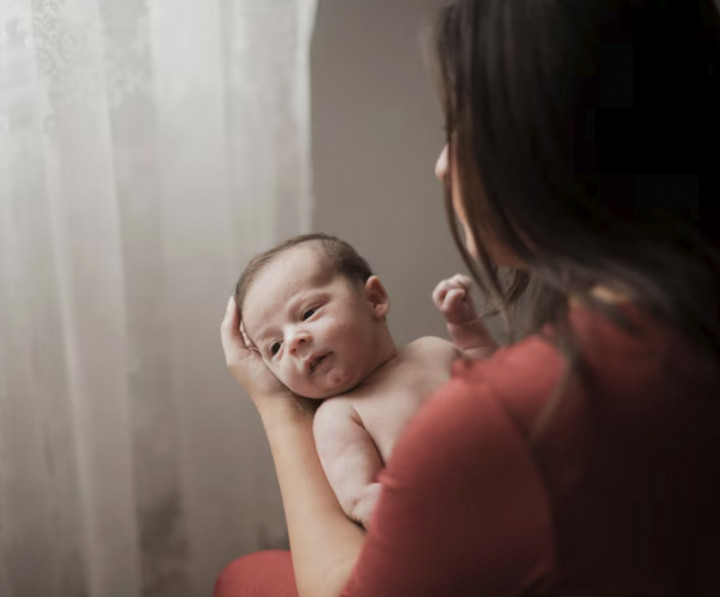 Bukan Sekadar Gemas! Ini 5 Manfaat Contact Nap untuk Bayi dan Orang Tua