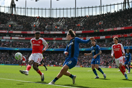 5 Fakta Menarik Kekalahan Arsenal: Junior Kroupi Cetak Rekor Langka hingga Perburuan Gelar yang Makin Alot