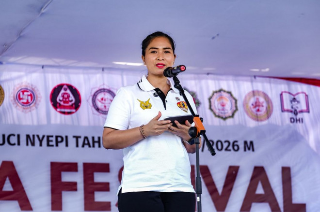 Ni Luh Puspa juga membuka Saka Yoga Festival 2026 yang digelar di Lapangan Aldiron Pancoran. Dok. Kemenpar