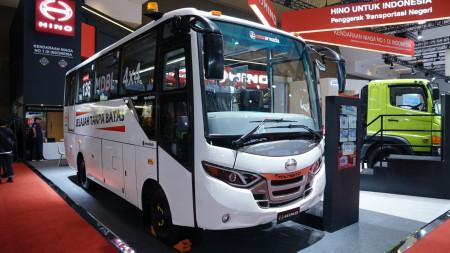 Hino Jual Bus 4x4, Siapa yang Beli?