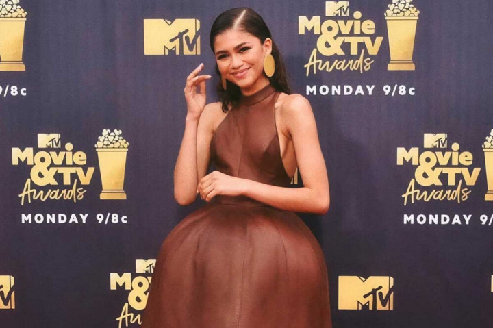 Zendaya Muncul dengan Tato Huruf ’T’, Apa Maknanya?
