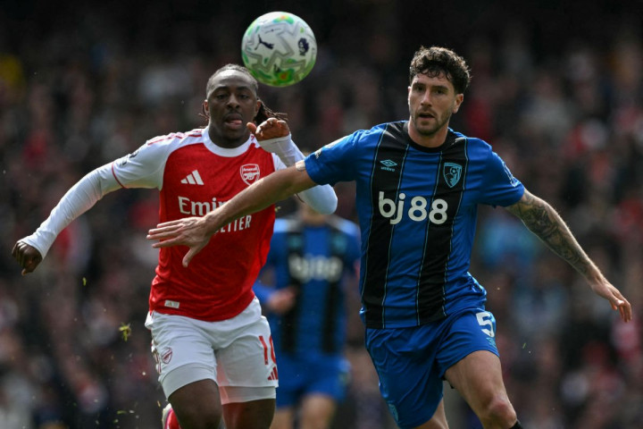 Rebutan Bek Gratisan! Chelsea dan Spurs Saling Sikut Demi Marcos Senesi, MU Siap Menikung di Akhir?