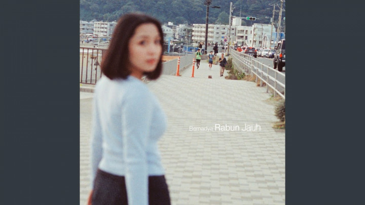 Lirik dan Makna Lagu Rabun Jauh - Bernadya