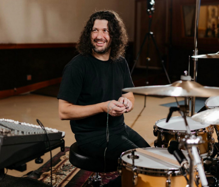 Cerita Tom DeLonge Bawa 'Alien Mati' ke Pernikahan Drummer Foo Fighters