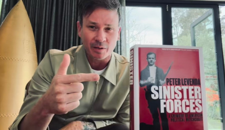 Cerita Tom DeLonge Bawa 'Alien Mati' ke Pernikahan Drummer Foo Fighters