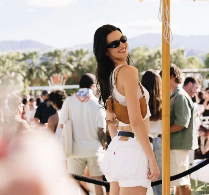 Simple tapi Nendang, Gaya Kendall Jenner di Coachella Auto Jadi Inspo