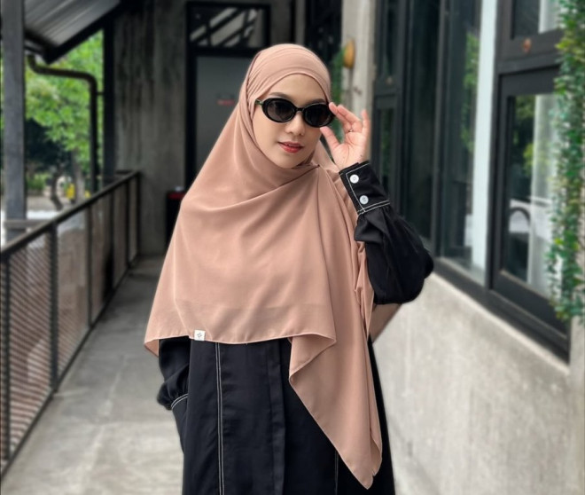 Khiban adalah perpaduan antara khimar dan bandana, yang praktis dipakai dalam hitungan detik. @salmadena